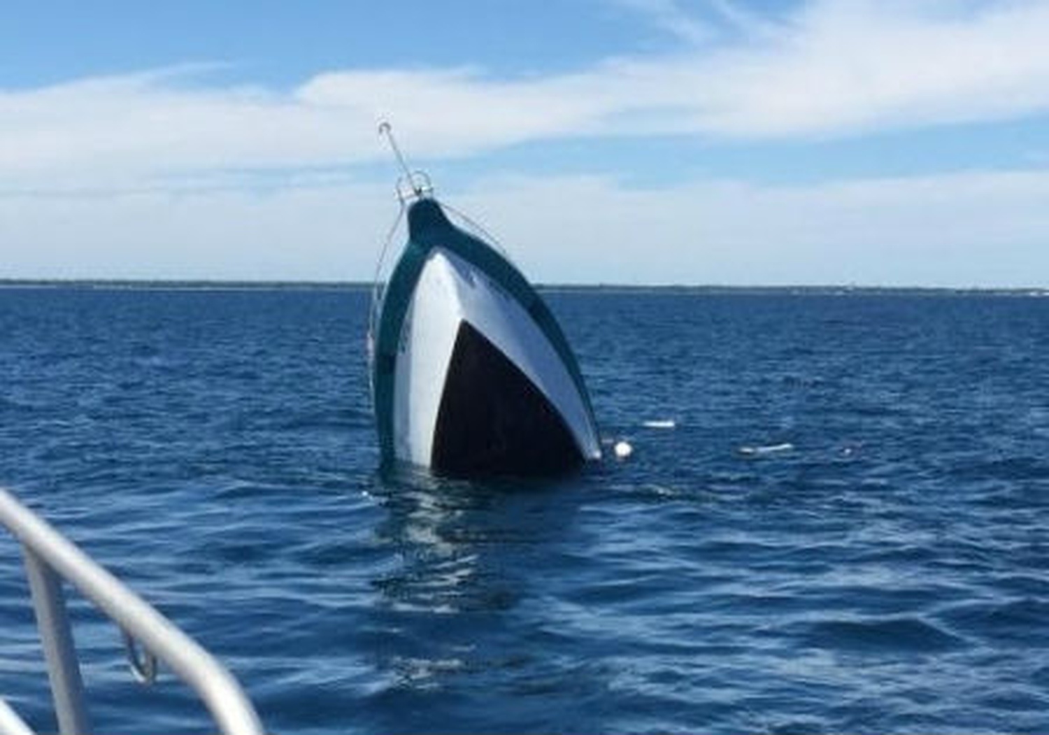 Лодка тонет. Катер тонет. Катер тонет. Катер тонет. Затонувшая лодка.